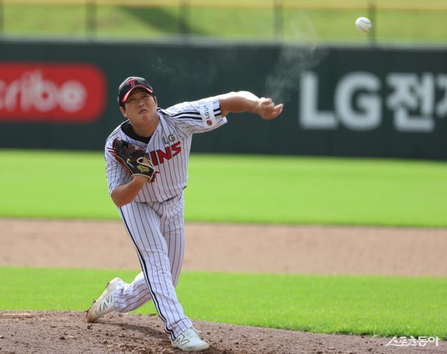 LG 함덕주가 15일 이천 LG챔피언스파크에서 열린 한국시리즈 대비 청백전에 구원등판해 역투하고 있다. 사진제공｜LG 트윈스