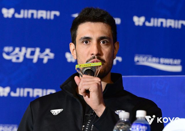 우리카드 아라우조(사진)가 15일 서울 청담동 리베라호텔에서 열린 ‘진에어 2025~2026 V리그 남자부 미디어데이’에서 취재진의 질문에 대답하고 있다. 그는 한국전력 베논과 함께 각 팀 대표 선수들로부터&nbsp;‘새 시즌 가장 기대대되는 새 외국인 선수’&nbsp;로 지목됐다. 사진제공│KOVO