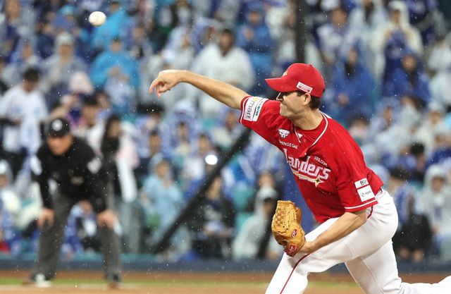 각 팀은 한해 농사를 그르치지 않기 위해 PS 기간 선수단 부상 방지에 총력을 다해야 한다. SSG 드류 앤더슨은 준PO를 앞두고 장염 증세로 컨디션 조절에 어려움을 겪었다.｜뉴시스