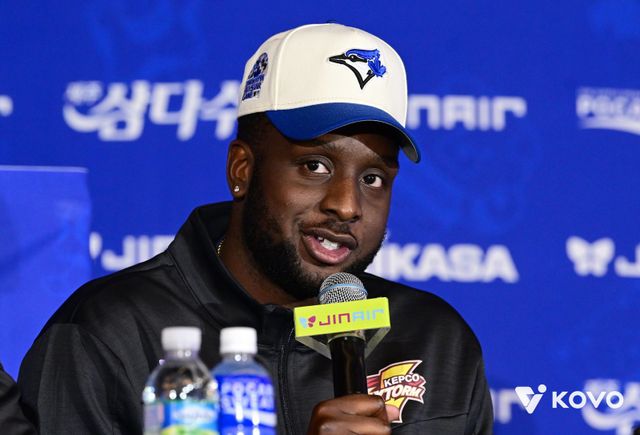 한국전력 베논(사진)이 15일 서울 청담동 리베라호텔에서 열린 ‘진에어 2025~2026 V리그 남자부 미디어데이’에서 취재진의 질문에 대답하고 있다. 그는 우리카드 아라우조와 함께 각 팀 대표 선수들로부터 ‘새 시즌 가장 기대대되는 새 외국인 선수’ 로 지목됐다. 사진제공│KOVO