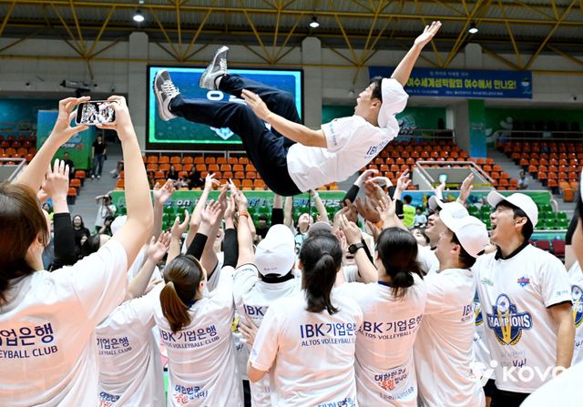 김호철&nbsp;IBK기업은행 감독(오른쪽)이 지난달 28일 한국도로공사와 KOVO컵 결승에서 우승을 확정한 뒤 선수들에게 헹가래를 받고 있다. 사진제공｜KOVO