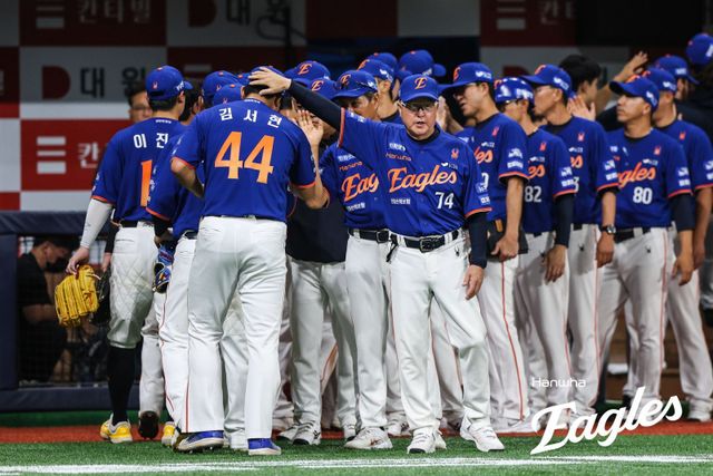 한화 김서현(44번)은 프로 3년차인 올해 급하게 마무리투수를 맡았지만, 위력적인 투구로 성공적인 시즌을 보냈다. 김경문 한화 감독(74번)은 김서현이 그저 고마울 뿐이다. 사진제공｜한화 이글스