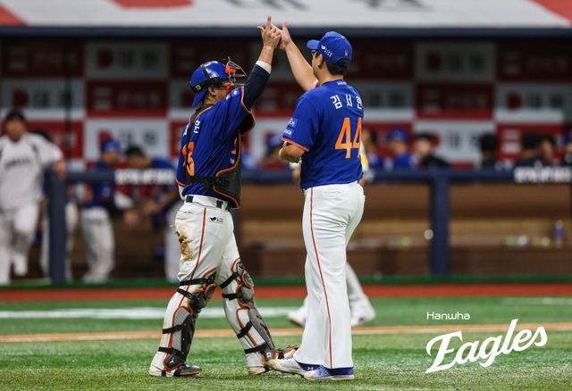 한화 김서현(사진, 오른)은 프로 3년차인 올해 급하게 마무리투수를 맡았지만, 위력적인 투구로 성공적인 시즌을 보냈다. 김경문 한화 감독은 김서현이 그저 고마울 뿐이다. 사진제공｜한화 이글스