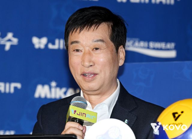 후배 감독들로부터 새 시즌 V리그 여자부 가장 강력한 우승후보로 꼽힌 김호철 IBK기업은행 감독이 16일 서울 청담동 리베라호텔에서 열린 여자부 개막 미디어데이에서 환한 미소로 소감을 전하고 있다. 사진제공｜KOVO