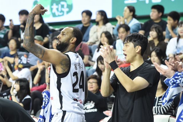 문경은 KT 감독은 데릭 윌리엄스(사진, 왼쪽)의 부진과 정창영(오른쪽)의 부상으로 포워드진 운영에 고민이 많다. 사진제공｜KBL