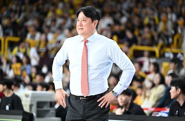 문경은 KT 감독(사진)은 데릭 윌리엄스의 부진과 정창영의 부상으로 포워드진 운영에 고민이 많다. 사진제공｜KBL