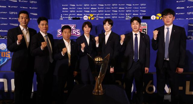 16일 서울 청담동 호텔리베라에서 열린 ‘진에어 2025-2026 V리그’&nbsp;여자부 미디어데이에서 7개 구단 감독들이&nbsp;기념&nbsp;촬영을 하고&nbsp;있다. 정관장 고희진 감독, 현대건설 강성형 감독, IBK기업은행 김호철 감독, 흥국생명 요시하라 토모코 감독, 페퍼저축은행 장소연 감독, 한국도로공사 김종민 감독, GS칼텍스 이영택 감독(왼쪽부터). 뉴시스