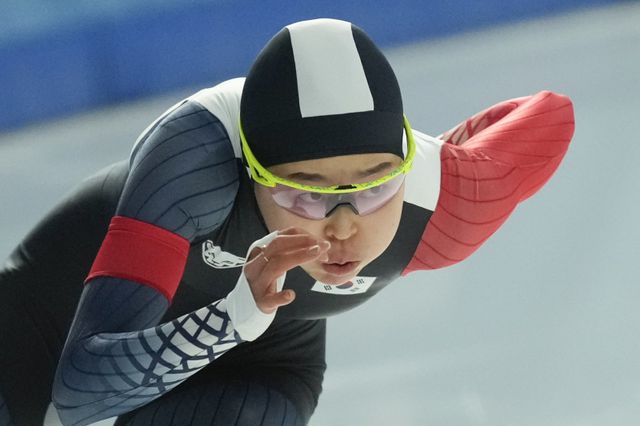 대한민국 여자스피드스케이팅 단거리의 간판 김민선의 시선은 3번째 올림픽 무대인 2026밀라노-코르티나담페초올림픽을 향하고 있다. 그는 “과거에는 ‘깜짝 메달’이란 수식어가 붙었겠지만, 이제는 메달 후보로 올림픽에 가야 한다”며 책임감을 보였다. 2월 하얼빈동계아시안게임 여자 500m에서 레이스를 펼치는 김민선.&nbsp;신화뉴시스