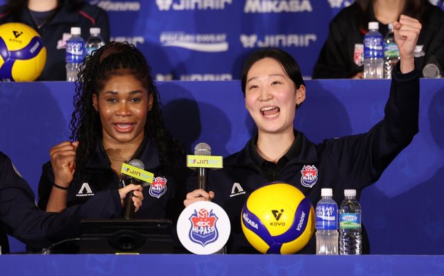 한국도로공사 외국인 공격수 모마(왼쪽)가 16일 서울 청담동 리베라호텔에서 열린 ‘진에어 2025~2026 V리그 여자부 개막 미디어데이’에서 김세빈과 함께 구호를 외치고 있다. 뉴시스