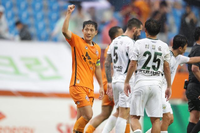 제주 남태희(앞)는 지난해 7월 K리그1 무대를 밟은 이래로 2년 연속 처절한 잔류경쟁을 겪고 있다. 생전 해본 적 없던 하위권 팀의 에이스 역할이 어색하지만 지금은 자신이 아닌 팀만 바라본다. 이럴 때 팀에 필요한 건 베테랑들의 집중력과 영건들의 여유라고 강조했다. 사진제공│한국프로축구연맹