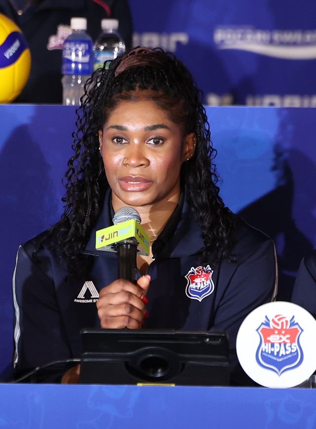 한국도로공사 외국인 공격수 모마가 16일 서울 청담동 리베라호텔에서 열린 ‘진에어 2025~2026 V리그 여자부 개막 미디어데이’에서 취재진의 질문에 답하고 있다. 뉴시스