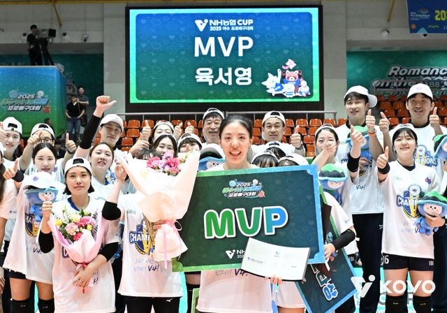 IBK기업은행 레프트 육서영(가운데)은 팀에서 7번째 시즌을 준비한다. 이제는 팀의 주축으로 거듭난 그는 새 시즌 리시브와 결정타를 높이는 것을 목표로 잡았다. 지난달 KOVO컵에서 팀의 우승을 이끌며 대회 MVP로 선정된 육서영. 사진제공｜KOVO