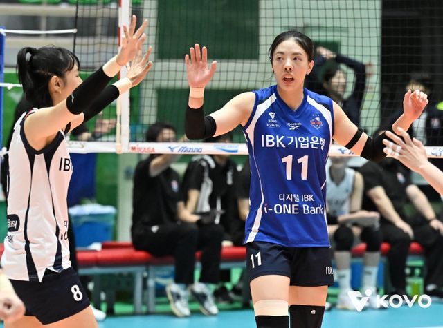 IBK기업은행 레프트 육서영(오른쪽)은 팀에서 7번째 시즌을 준비한다. 이제는 팀의 주축으로 거듭난 그는 새 시즌 리시브와 결정타를 높이는 것을 목표로 잡았다. 사진제공｜KOVO