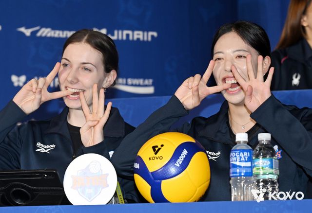 IBK기업은행 아시아쿼터 공격수 킨켈라(왼쪽)와 육서영이 16일 서울 청담 리베라호텔에서 열린 V리그 여자부 개막 미디어데이에서 환하게 웃으며 재미있는 포즈를 취하고 있다. 사진제공｜KOVO