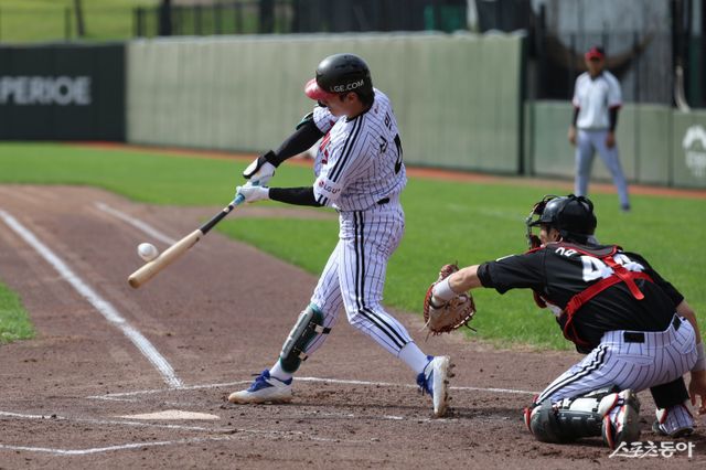 LG 신민재가 15일 이천 LG챔피언스파크에서 열린 한국시리즈 대비 청백전 도중 타격하고 있다. 사진제공｜LG 트윈스