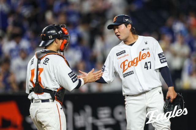 한화 김범수(사진, 오른쪽)는 친동생 삼성 김무신처럼 PS 불펜 신스틸러를 꿈꾼다. 그는 올해 위력적인 투구를 펼치며 불펜 핵심 요원으로 성장했다. 사진제공｜한화 이글스