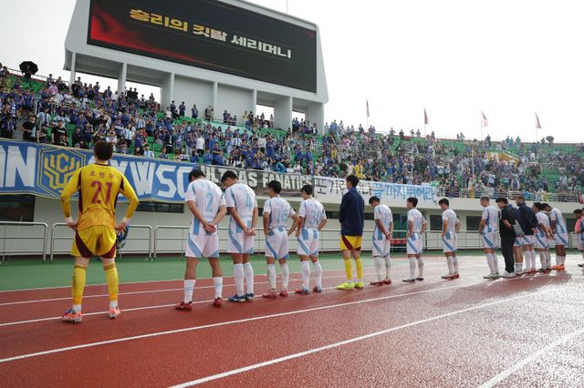 울산 선수들이 5일 김천과 K리그1 32라운드 원정경기에서 완패한 뒤 야유하는 원정 팬들 앞에서 고개를 숙이고 있다. 사진제공｜한국프로축구연맹