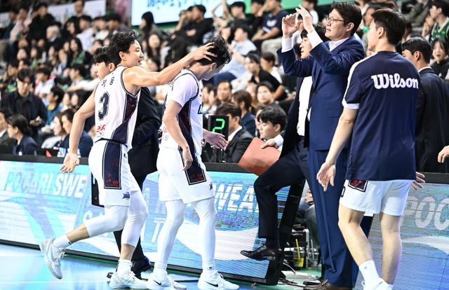 KCC 최진광(가운데)은 16일 원주 DB와 원정경기서 3점슛 5개를 포함해 자신의 역대 한 경기 최다 득점인 20점을 터트리며 팀 승리에 보탬이 됐다. 사진제공｜KBL