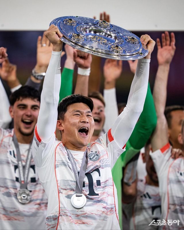 바이에른 뮌헨 김민재가 우승 트로피를 들고 환호하는 모습. 사진출처｜바이에른 뮌헨 페이스북