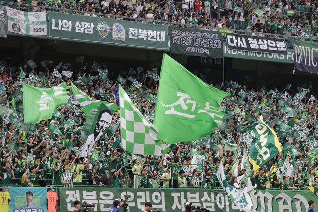 전주월드컵경기장을 찾은 전북 홈 관중의 뜨거운 응원전. 사진제공｜한국프로축구연맹