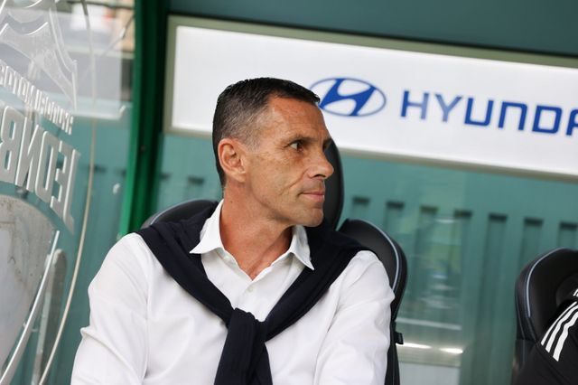 거스 포옛 전북 현대 감독이 18일 전주성에서 열린 수원FC와 K리그1 홈경기 도중 그라운드를 응시하고 있다. 사진제공｜한국프로축구연맹