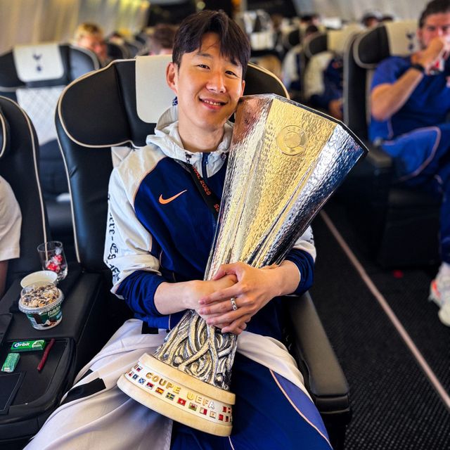 스페인 빌바오서 열린 유로파리그 결승전을 마치고 영국 런던으로 돌아오는 전세기 안에서 트로피를 끌어안은 손흥민. 사진출처｜토트넘 홋스퍼 페이스북