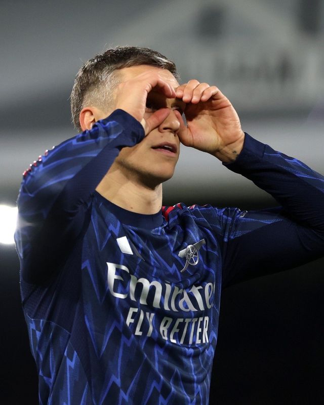 아스널 윙어 레안드로 트로사르가 19일(한국시간) 크레이븐 코티지에서 열린 풀럼전에서 선제골을 터트린 뒤 세리머니를 하고 있다. 사진출처｜아스널 페이스북