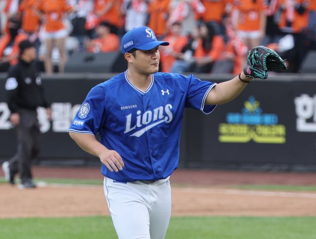 19일 대전 중구 한화생명볼파크에서 열린 2025 KBO 포스트시즌 플레이오프 2차전 삼성 라이온즈와 한화 이글스의 경기, 6회말 삼성 최원태가 무실점으로 이닝을 마친 뒤 더그아웃으로 들어오며 미소짓고 있다. 대전｜뉴시스