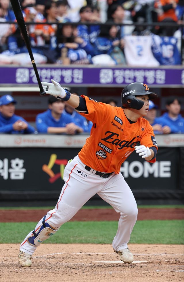 한화 문현빈은 데뷔 첫 PS 무대였던&nbsp;19일 대전 삼성과 PO 1차전서 4타수 2안타 3타점의 활약을 펼치며 팀의 9-8 승리를 이끌었다. 2회말 타격 후 타구를 응시하는 문현빈. 대전｜뉴시스