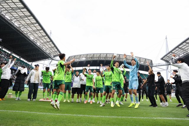 전북 선수들이 18일 전주월드컵경기장에서 열린 수원FC와 K리그1 정규 33라운드 홈경기서 통산 10번째 우승을 확정한 뒤 팬들과 세리머니를 즐기고 있다. 사진제공｜한국프로축구연맹