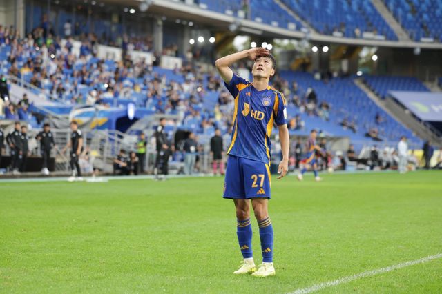 울산 이청용이 18일 울산문수경기장에서 열린 광주와 홈경기 후반 추가시간 페널티킥을 성공한 뒤 골프 스윙 세리머니를 하고 있다. ‘골프 의혹’이 불거진&nbsp;신태용 전 감독을 겨냥한 행동으로, 신 감독과 선수단 사이 갈등에 대한 진실 공방을 예고했다. 사진제공｜한국프로축구연맹