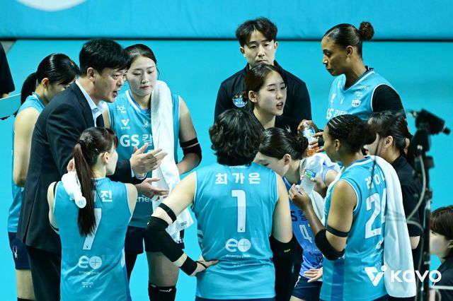 GS칼텍스 이영택 감독(왼쪽)이 19일 장충체육관에서 열린 IBK기업은행과 V리그 여자부 홈 개막전 도중 작전타임을 갖고 있다. 사진제공｜KOVO