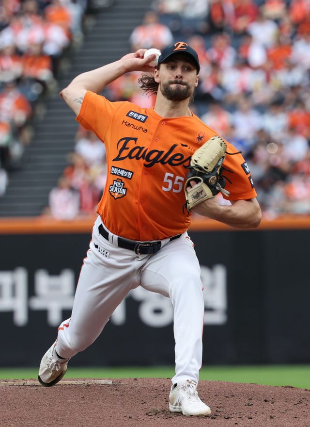 한화 라이언 와이스가 19일 대전 한화생명볼파크에서 열린 2025 포스트시즌(PS) 삼성과 플레이오프 2차전에 선발등판해 힘차게 공을 던지고 있다. 와이스는 4이닝 9안타 2볼넷 4탈삼진 5실점을 기록하며 1차전 코디 폰세(6이닝 6실점 5자책)에 이어 부진한 모습을 보였다. 대전｜뉴시스