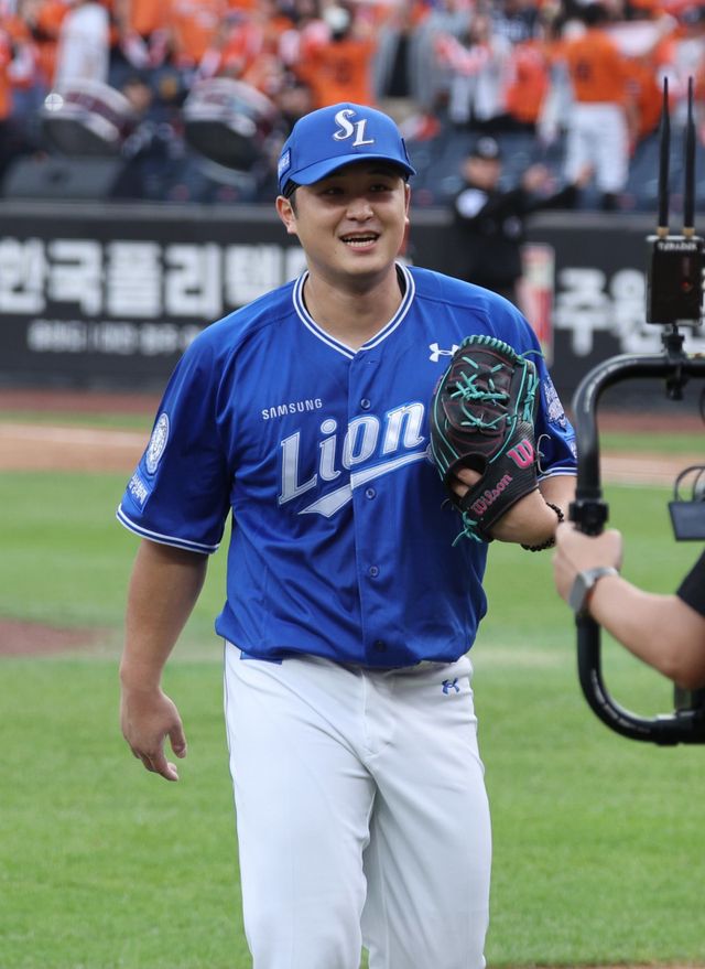 19일 대전 중구 한화생명볼파크에서 열린 2025 KBO 포스트시즌 플레이오프 2차전 삼성 라이온즈와 한화 이글스의 경기, 6회말 삼성 최원태가 무실점으로 이닝을 마친 뒤 더그아웃으로 들어오며 미소짓고 있다.&nbsp;대전｜뉴시스