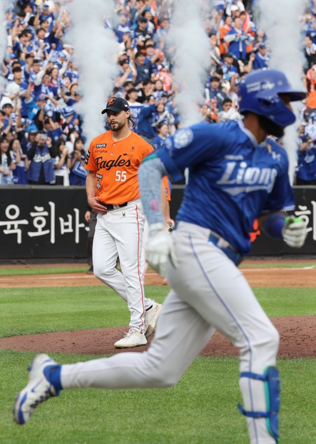 한화 와이스(왼쪽)가 19일 대전 삼성과 PO 2차전에 선발등판했으나 4이닝 5실점을 기록하며 아쉬움을 남겼다. 4회초 삼성 디아즈의 2루타 때 아쉬워하는 와이스. 대전｜뉴시스