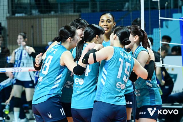 GS칼텍스 선수들이 19일 장충체육관에서 열린 IBK기업은행과 V리그 여자부 1라운드 개막전(1차전)에서 득점에 성공한 뒤 서로를 안아주며 격려하고 있다. 사진제공 ｜KOVO