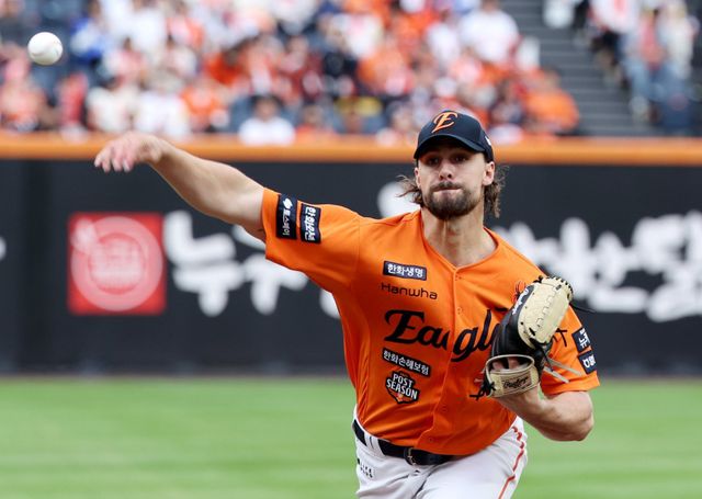 한화 와이스(왼쪽)가 19일 대전 삼성과 PO 2차전에 선발등판했으나&nbsp;4이닝 5실점을 기록하며 아쉬움을 남겼다. 4회초 삼성 디아즈의 2루타 때 아쉬워하는 와이스. 대전｜뉴시스