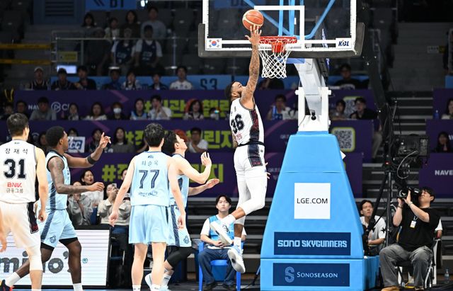 KCC 숀 롱(36번)은 19일 고양 소노와 원정경기서 20득점, 16리바운드로 활약하며 팀의 4연승과 1위 사수에 힘을 보탰다. 사진제공｜KBL