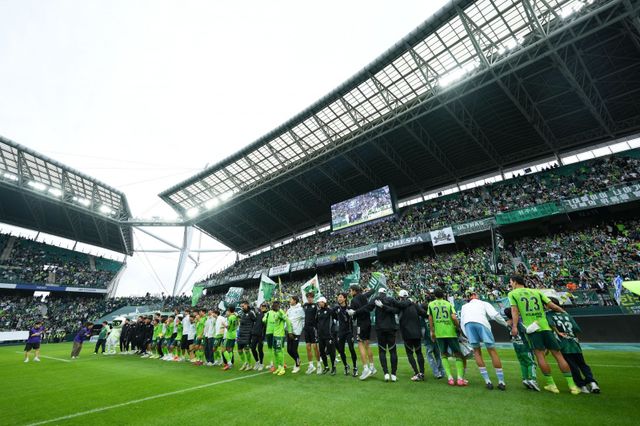 전북 선수단이 18일 전주월드컵경기장에서 열린 수원FC와 K리그1 정규 33라운드 홈경기서 통산 10번째 우승을 확정한 뒤 열광하는 홈팬들 앞에서 시그니처 ‘오오렐레’ 세리머니를 펼치고 있다. 사진제공｜전북 현대