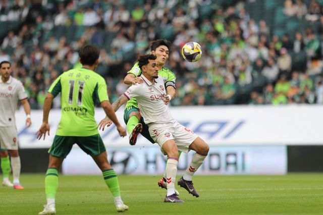 전북 현대 박진섭이 18일 전주월드컵경기장에서 열린 K리그1 정규 33라운드 홈경기서 수원FC 공격수 루안과 볼을 다투고 있다. 사진제공｜한국프로축구연맹