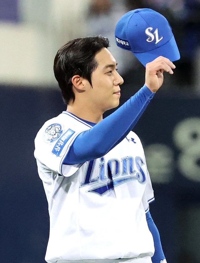 삼성이 21일 열릴 한화와 PO 3차전 선발투수를 놓고 고민에 빠졌다. 13일 SSG와 준PO 3차전에 등판했던 원태인의 몸상태가 변수다. 박진만 삼성 감독은 “원태인, 후라도 중에 한 명이 나갈 것”이라고 밝혔다. 준PO 3차전서 투구를 마치고 환호하는 원태인. 뉴시스