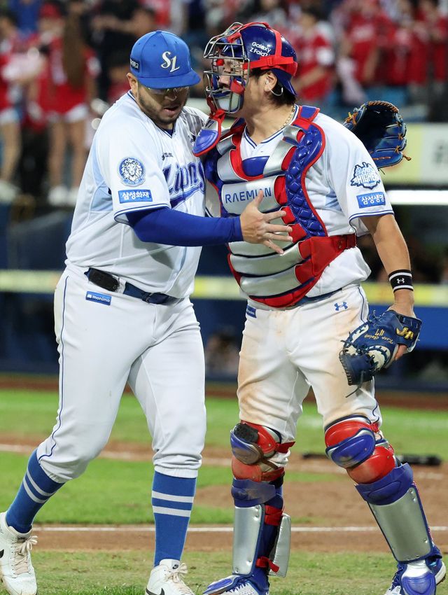 삼성 강민호(오른쪽)는 가을야구 엔트리에 동행 중인 후배 포수 김재성, 이병헌을 향해 “지금 같이 뛰고 있는 것만으로도 둘에게 큰 자산이 될 것”이라고 격려했다. 뉴시스