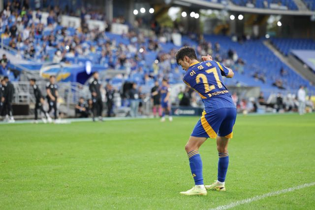 울산 이청용이 18일 울산문수경기장에서 열린 광주와 홈경기 후반 추가시간 페널티킥을 성공한 뒤 골프 스윙 세리머니를 하고 있다. ‘골프 의혹’이 불거진 신태용 전 감독을 겨냥한 행동으로, 신 감독과 선수단 사이 갈등에 대한 진실 공방을 예고했다. 사진제공｜한국프로축구연맹