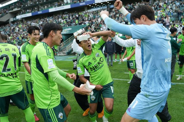 송민규, 이승우, 송범근(왼쪽부터) 등 전북 선수들이 18일 전주월드컵경기장에서 열린 수원FC와 K리그1 33라운드 홈경기를 승리해 통산 10번째 우승을 확정한 뒤 신나는 춤사위를 선보이고 있다. 사진제공｜전북 현대