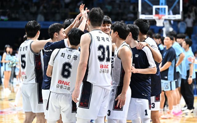 KCC는 1라운드를 6경기 치른 상황서 5승1패를 기록하고 있다. 부상자 속출에도 4연승을 질주하며 슈퍼팀 자격을 증명하고 있다. 사진제공｜KBL