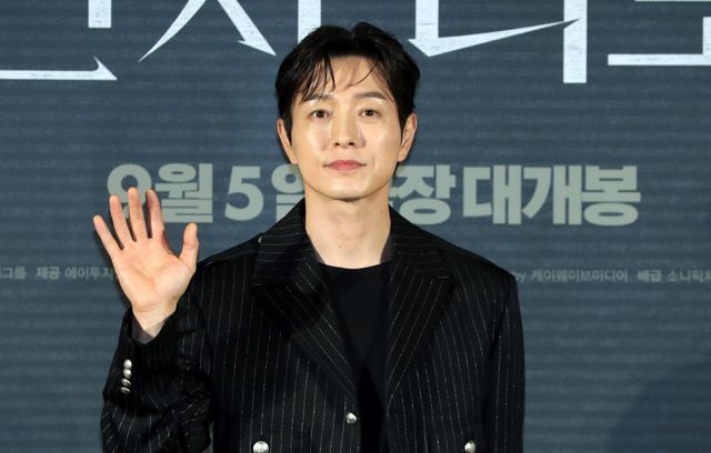 배우 정성일은 지난 14일 9년여 결혼 생활에 종지부를 찍은 사실을 알렸다. 슬하에 아들 하나를 두고 있으며, 정성일과 배우자 측 모두에 귀책 사유는 없다 밝혔다. 뉴시스