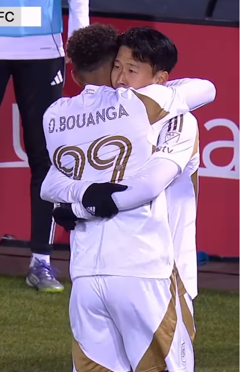 축구국가대표팀 주장 손흥민(뒤)이 19일(한국시간) 미국 콜로라도 주의 딕스 스포팅 굿즈 파크에서 열린 콜로라도 래피즈와 2025 MLS 정규리그 최종 34라운드 원정경기에 선발출전해 전반 41분 선제골을 기록한 뒤 팀 동료 부앙가와 포옹하고 있다. A매치 휴식기 이후 첫 경기부터 당당히 득점에 성공했다. 사진출처│LAFC 인스타그램