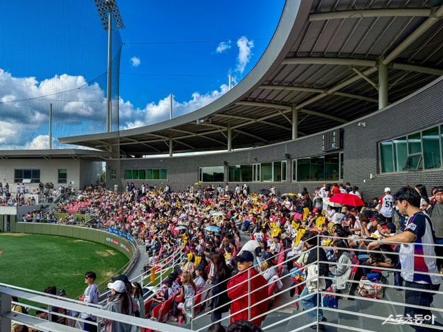 19일 이천 LG챔피언스파크에 3000여 명의 LG 팬이 운집했다. 이천｜김현세 기자 kkachi@donga.com