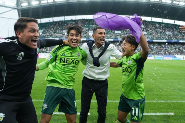 거스 포옛 감독(오른쪽 2번째)과 송민규, 이승우, 지우반 트레이너가 18일 전주월드컵경기장에서 열린 수원FC와 K리그1 홈경기에서 통산 10번째 우승을 확정한 뒤 신나게 춤을 추고 있다. 사진제공｜전북 현대