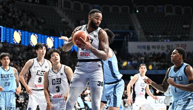 KCC 숀 롱은 19일 고양 소노와 원정경기서 20득점, 16리바운드로 활약하며 팀의 4연승과 1위 사수에 힘을 보탰다. 사진제공｜KBL
